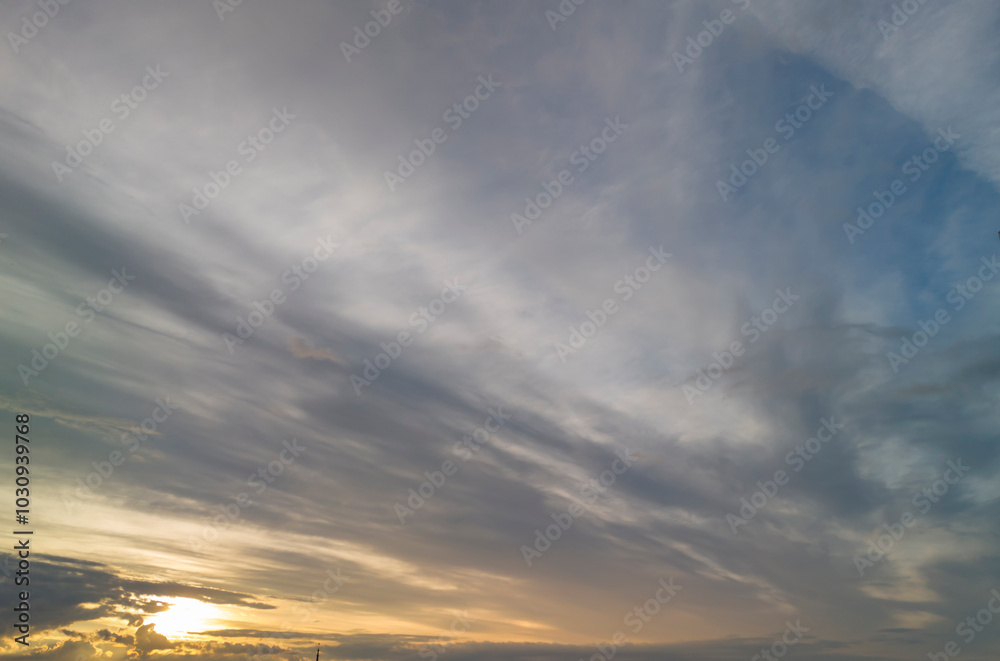 Fototapeta premium A stunning view of a colorful sky at sunset, featuring dynamic cloud formations and a warm glow on the horizon, perfect for nature lovers.