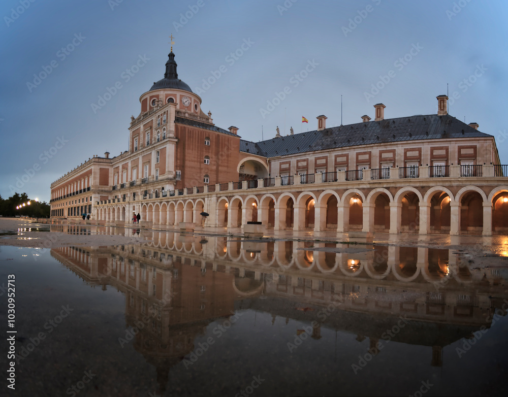 Naklejka premium palacio de aranjuez reflejo enel suelo