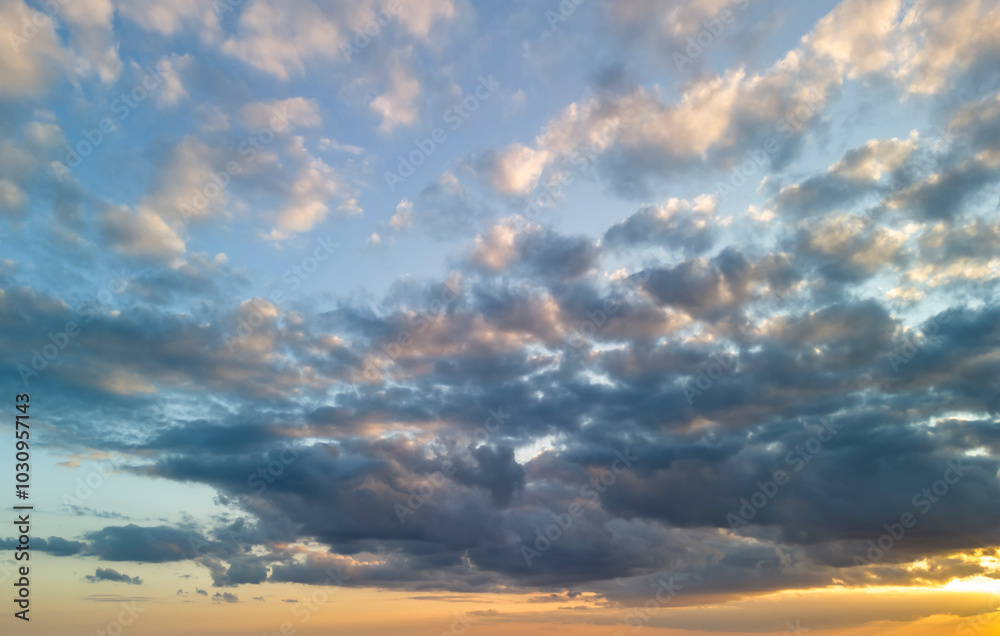 Obraz premium Beautiful cloudscape at sunset, showcasing a vibrant mix of colors and textures in the sky.