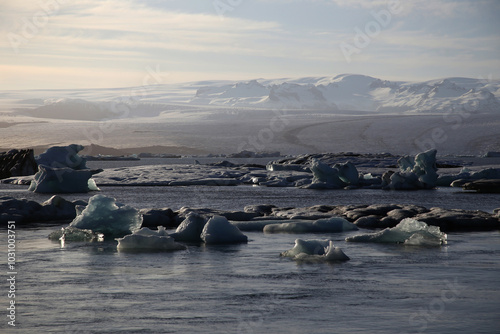 Landschaftsbild auf Island, Jokulsarlon, Gletschersee photo