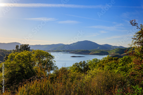 Obraz na płótnie Sunny view of the landscape of San Luis Reservoir State Recreation Area w salonie