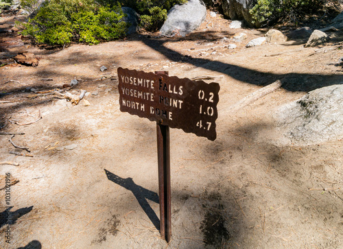 Obraz na płótnie Close up shot of the signage of The fall at Yosemite National Park w salonie