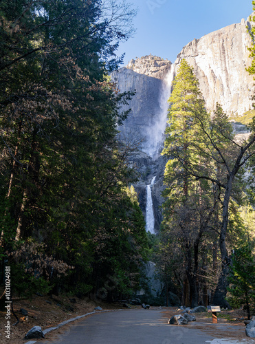 Obraz na płótnie Sunny view of the Upper Yosemite Falls in Yosemite National Park w salonie