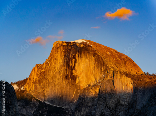 Obraz na płótnie Sunset view of the beautiful half dome at Yosemite National Park w salonie