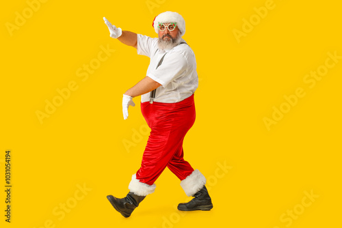 Funny Santa Claus dancing o...