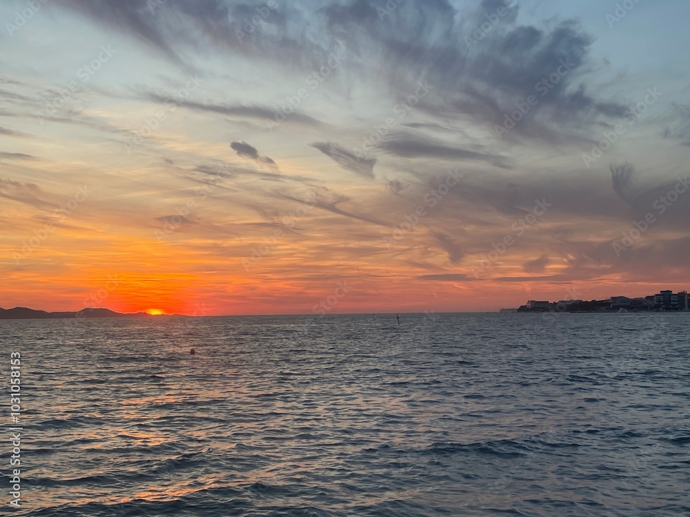 Obraz premium Sunset over water