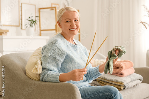 Mature woman with knitted s...