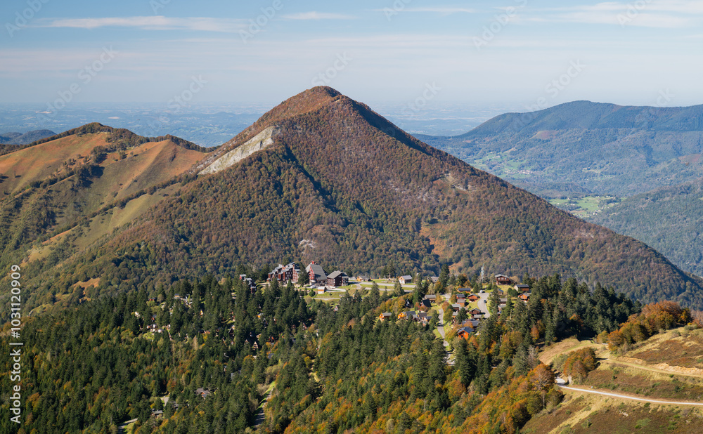 Vue sur la station de ski de Guzet dans les Pyrénées Ariégeoise en France Vue sur la station de ski de Guzet dans les Pyrénées Ariégeoise en France