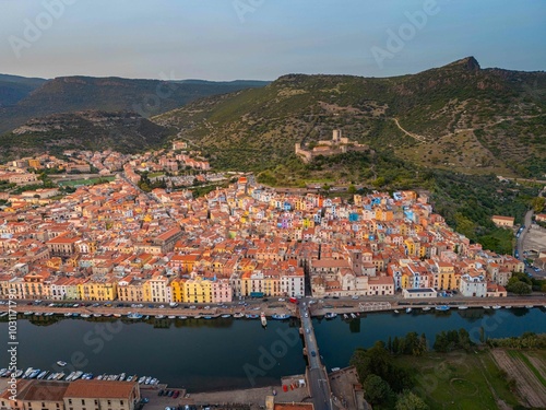 Bosa, een charmant stadje op Sardinië, betovert met kleurrijke huizen langs de rivier de Temo, smalle geplaveide straatjes en het imposante Malaspina-kasteel. Perfect voor cultuur en ontspanning!
 photo