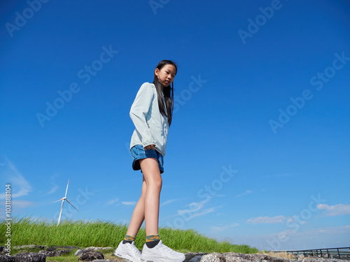 海の海岸の公園で楽しく遊んでいる子供の様子