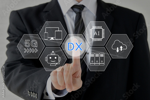 DX化を推し進めるビジネスマンのイメージ