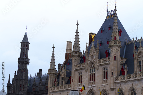 Hermosa fachada neoclásica de la Corte Provincial de Brujas durante una mañana nublada photo