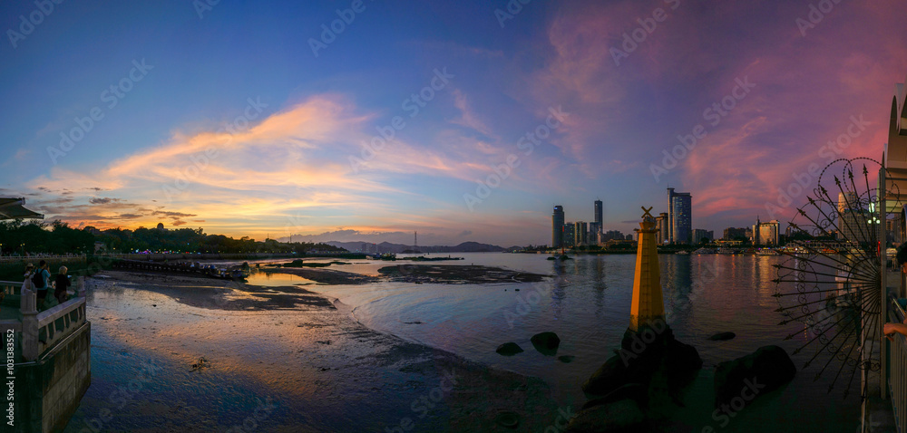 Naklejka premium sunrise over the city skyline