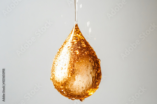 Goutte d'or avec gouttelettes d'eau photo