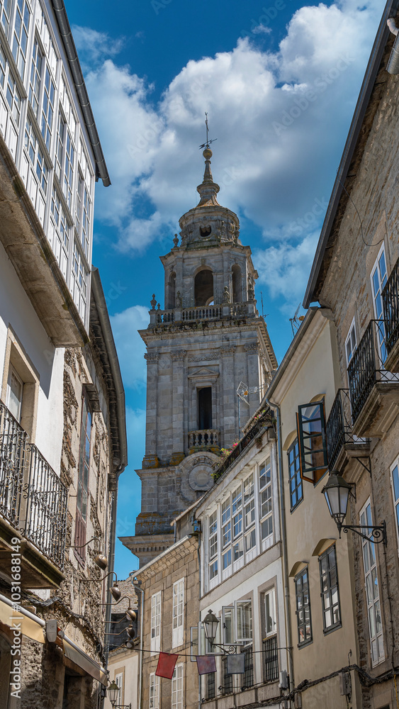 Una de las torres de la catedral de Lugo vista desde una calle aledaña, España Una de las torres de la catedral de Lugo vista desde una calle aledaña, España