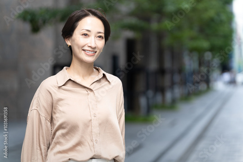 ビル街を散策する女性