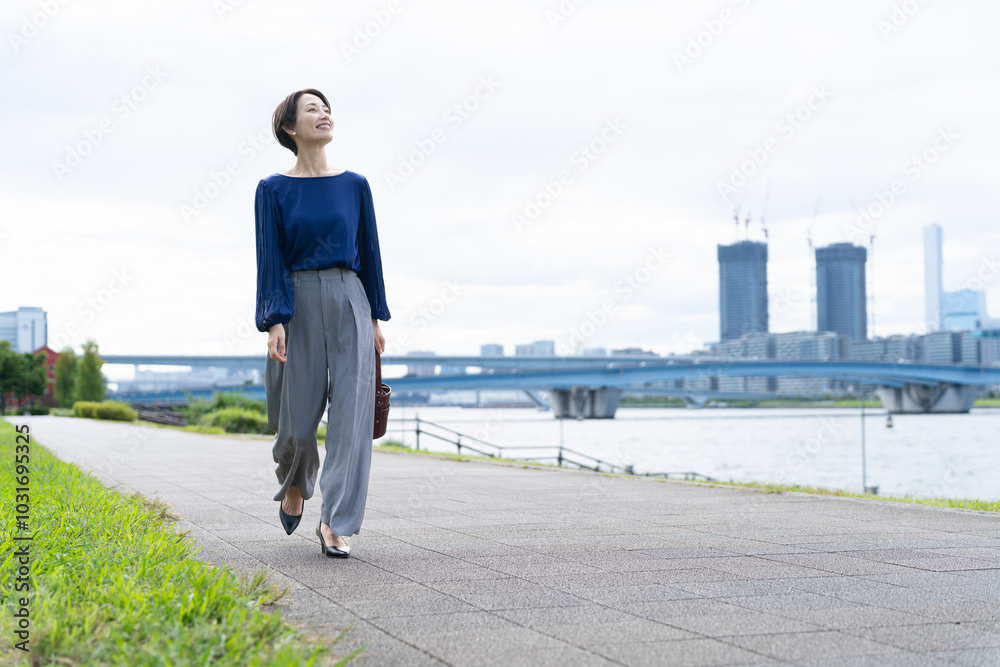 海沿いの道を歩く女性 海沿いの道を歩く女性