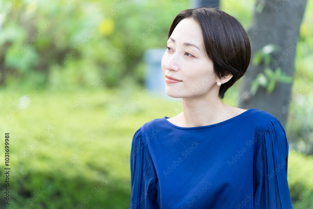 ベンチで休憩している若い女性 ベンチで休憩している若い女性