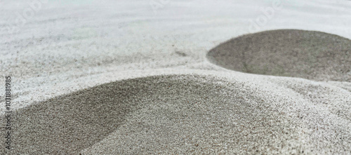 Foto beautiful white loose sand shimmers in the sun