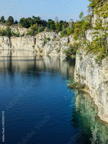 an old quarry with clear water, rocks and wonderful views in the middle of the city