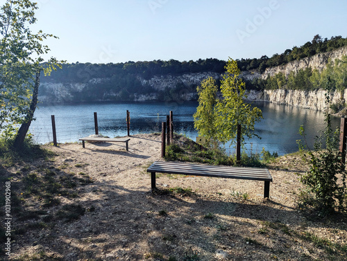 an old quarry with clear water, rocks and wonderful views in the middle of the city