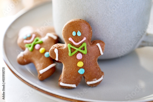 Galletas de jenjibre con taza photo