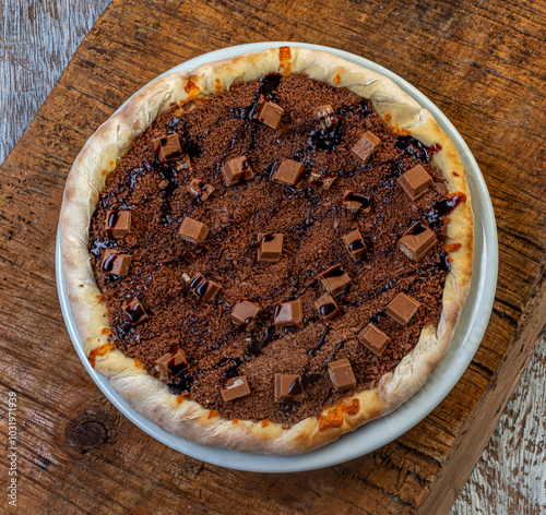 Pizza de chocolate com pedaços de bolachas de chocolate photo