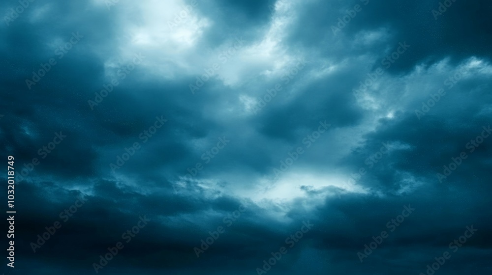 Obraz premium Dramatic Skies: A Captivating Seascape Under Stormy Clouds