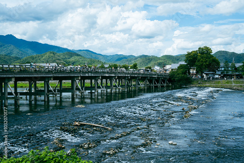 日本の美しい京都の風景。山、川、橋、木々。