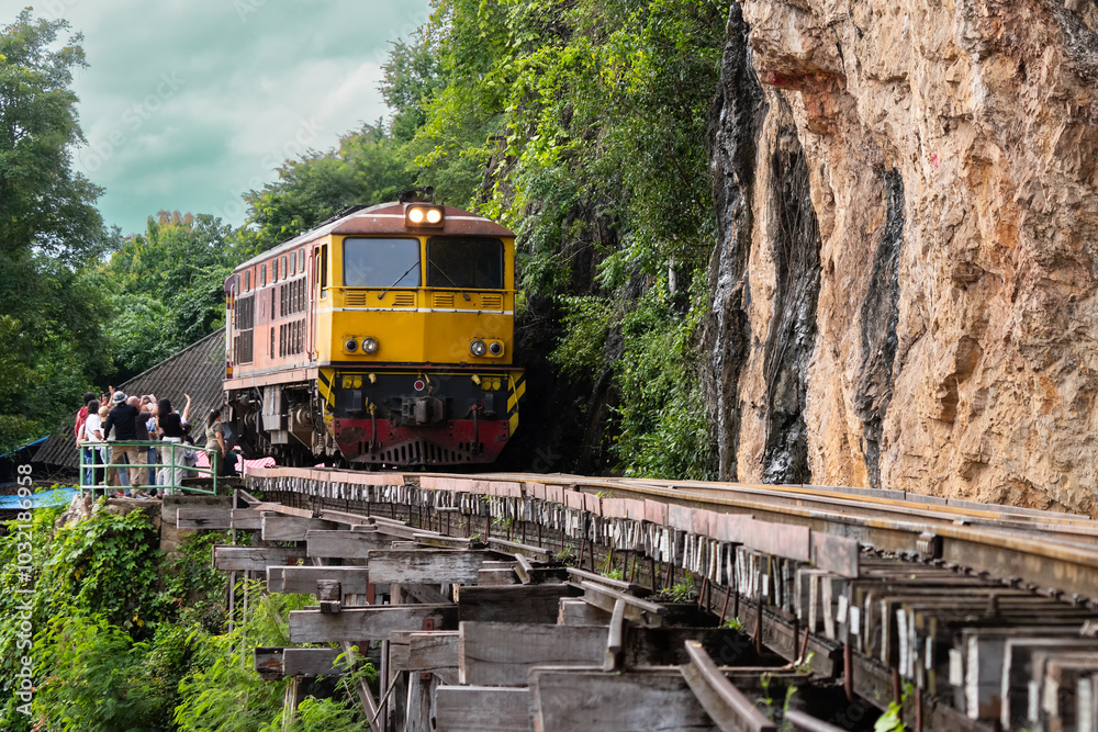 Obraz premium Trains running on death railways track crossing kwai river in kanchanaburi thailand this railways important destination of world war II history builted by soldier prisoners..
