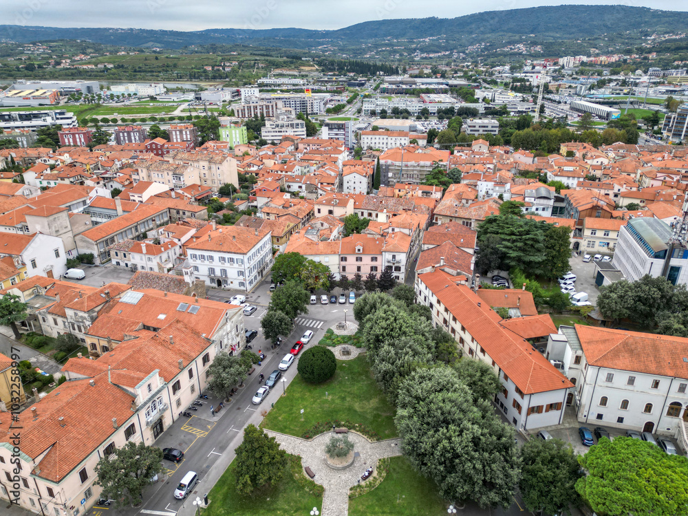 Obraz premium view of downtown koper slovenia (red roof buildings) scenic adriatic coast town streets square city center coastline europe european mediterranean sea mountains balkans venetian
