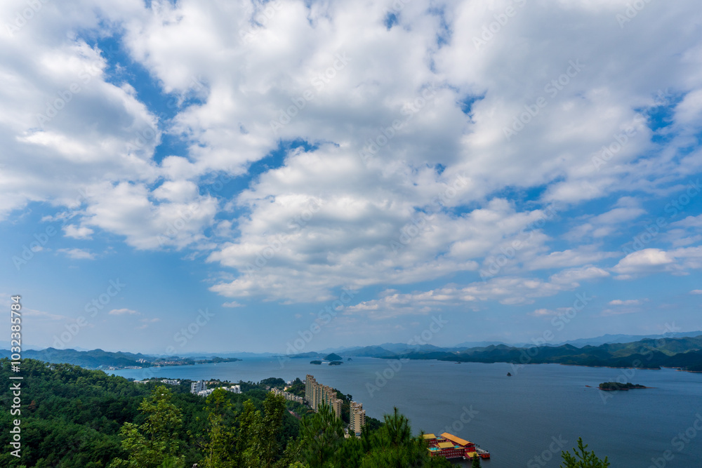 Naklejka premium Qiandao Lake and mountains