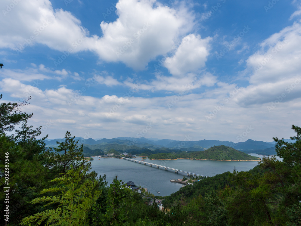 Qiandao Lake, bridge and mountains
Qiandao Lake, bridge and mountains