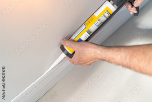 Obraz na płótnie Man installing new skirting board - DIY home work concept w salonie
