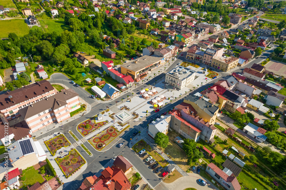 Obraz premium Widok na centrum Muszyny z lotu ptaka.