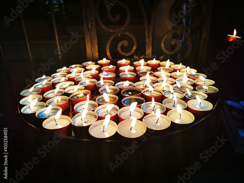conjunto de velas en circulo blancas, velas de iglesia 