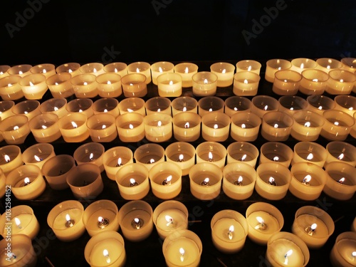 Conjunto de velas amarillas de luz calida, armoonia y paz