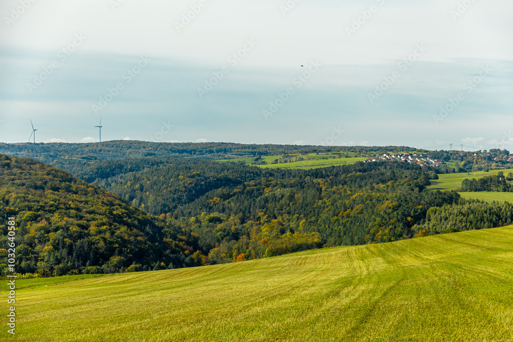 Obraz premium Eine farbenfrohe herbstliche Wanderung durch die wunderschöne Landschaft der Saale Horizontale bei Jena - Thüringen - Deutschland