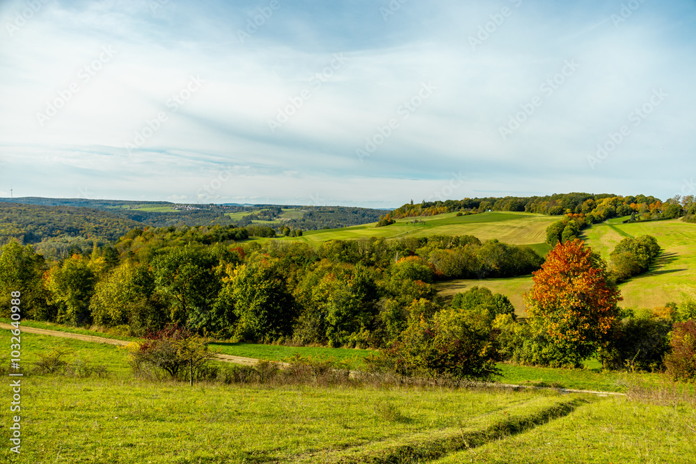 Obraz premium Eine farbenfrohe herbstliche Wanderung durch die wunderschöne Landschaft der Saale Horizontale bei Jena - Thüringen - Deutschland