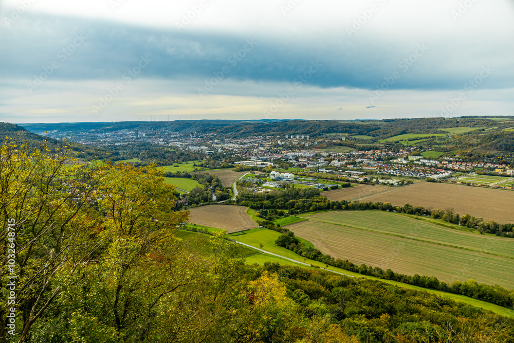 Obraz premium Eine farbenfrohe herbstliche Wanderung durch die wunderschöne Landschaft der Saale Horizontale bei Jena - Thüringen - Deutschland