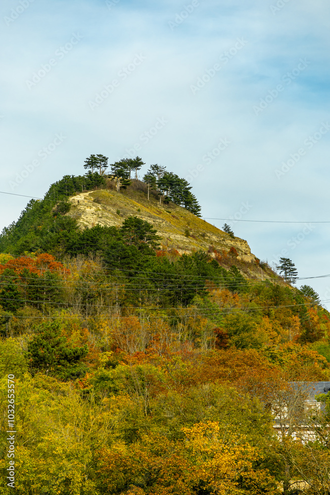 Obraz premium Eine farbenfrohe herbstliche Wanderung durch die wunderschöne Landschaft der Saale Horizontale bei Jena - Thüringen - Deutschland