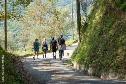 randonneur qui marche au dessus du village de Sospel dans les alpes maritimes