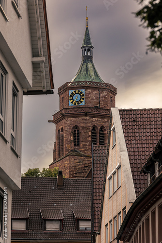 Kirchturm in der Stadt