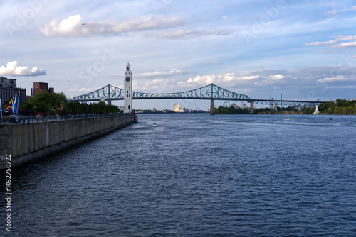 Obraz na płótnie Montréal - Concorde Bridge over St. Lawrence River w salonie
