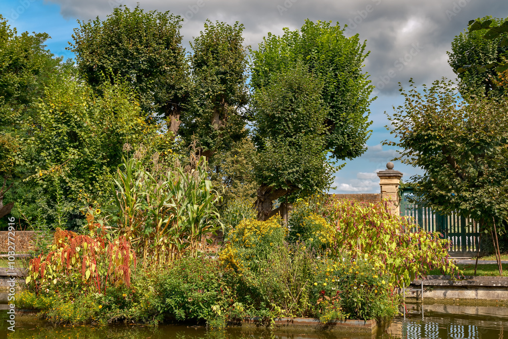 Künstliche Insel mit Blumenschmuck im barocken Wasserbecken an der östlichen Mauer des Stiftparks von Melk Künstliche Insel mit Blumenschmuck im barocken Wasserbecken an der östlichen Mauer des Stiftparks von Melk
