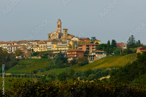 Il villaggio di Castiglione Tinella in provincia di Cuneo, Piemonte, Italia.