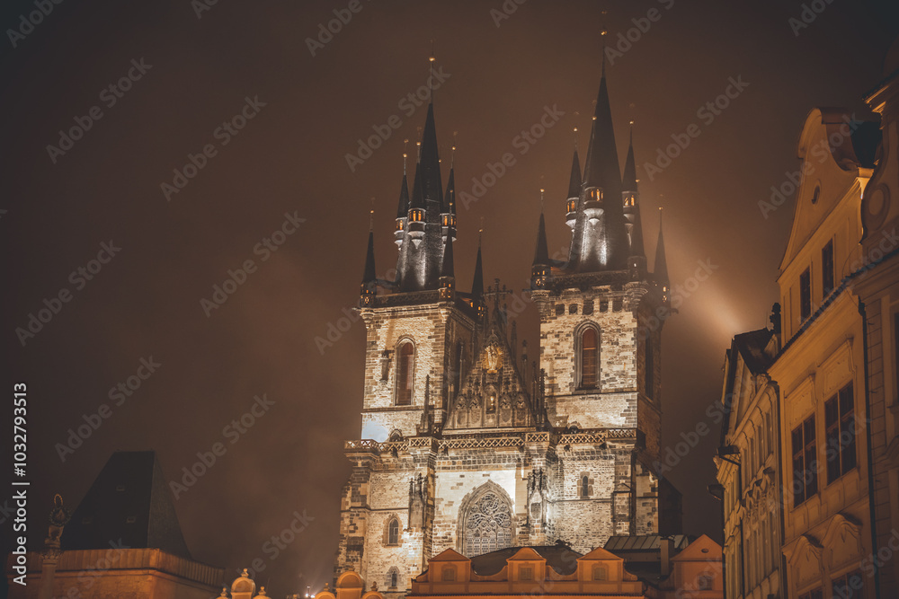 Naklejka premium Beleuchtete Kirche in Prag – Nachtaufnahme