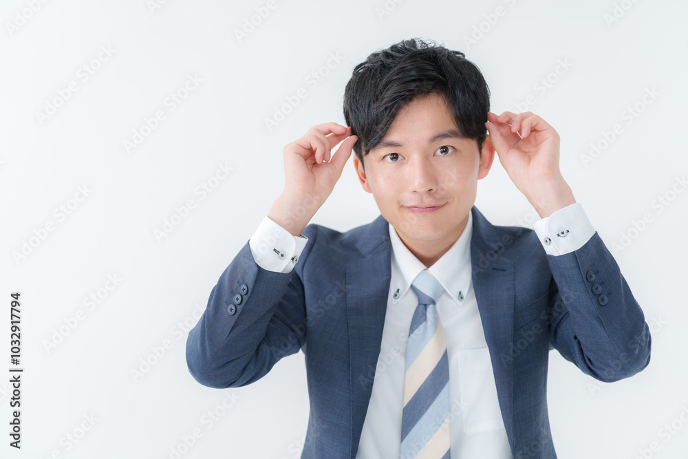 ヘアセットをするビジネスマン ヘアセットをするビジネスマン
