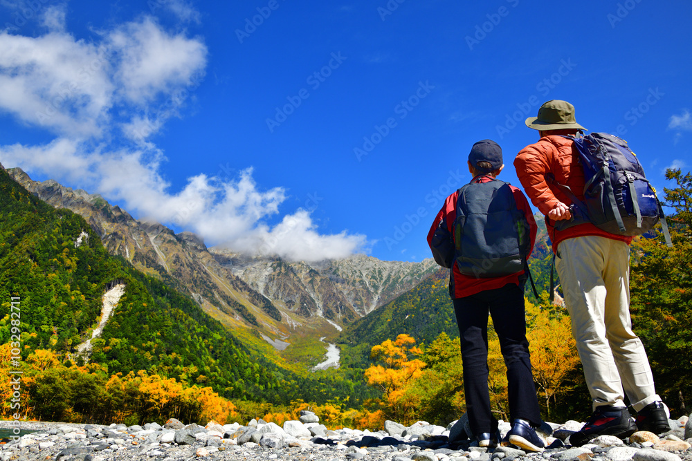 穂高・涸沢に向かう登山の二人