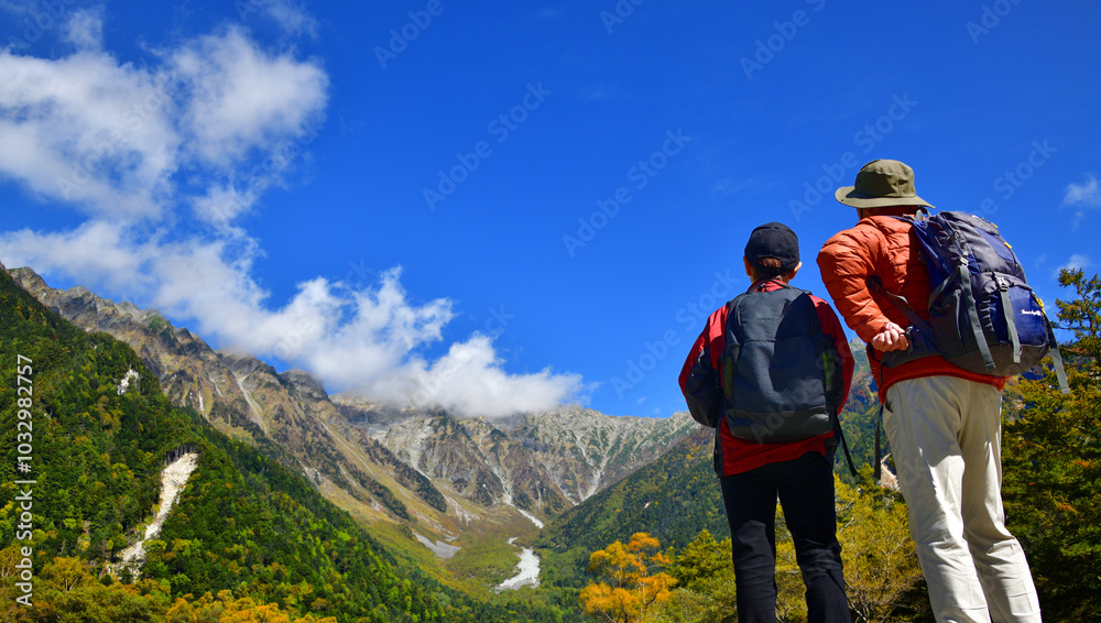 Obraz premium 穂高・涸沢に向かう登山の二人